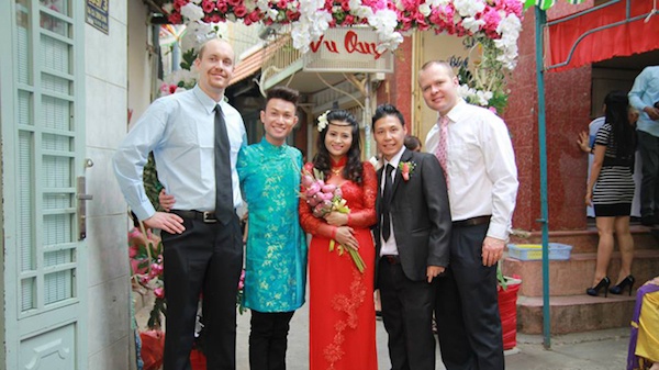 Đôi bạn trẻ khiếm thính (thứ hai và ba từ phải qua) tin vào tiếng nói của trái tim khi quyết định đến với nhau.