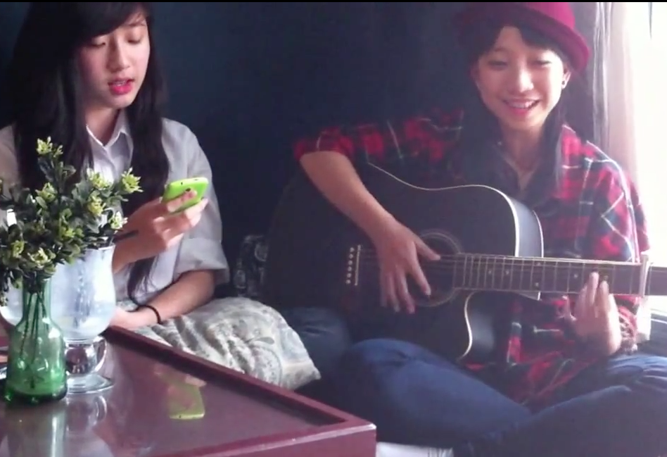Clip nu sinh om guitar cover ca khuc 'Nguoi nao do' hinh anh