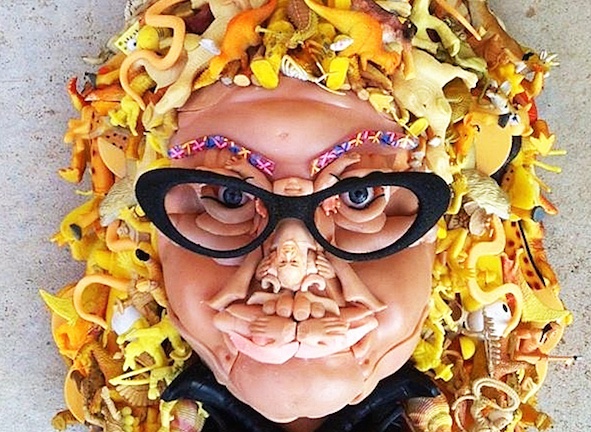 Co gai co so thich dung chan dung nguoi tu do choi tai che hinh anh