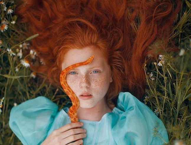 Bo anh thieu nu ben dong vat hoang da tuyet dep hinh anh