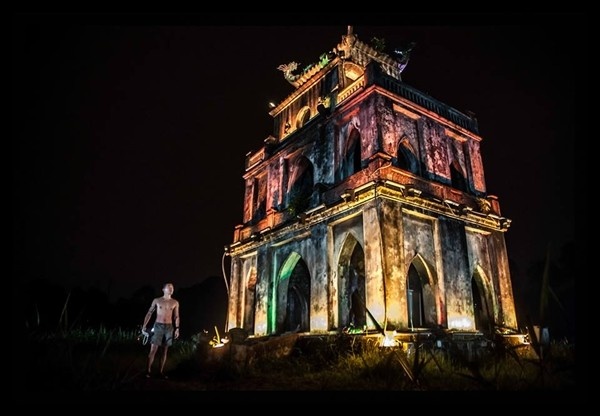 Nam thanh nien boi ra Thap Rua luc dem khuya hinh anh