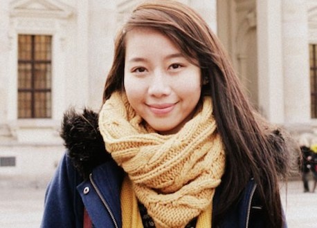 Co gai quang ba mon an Viet tren dat Bi hinh anh