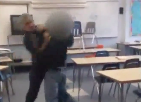 Clip thay tro lao vao danh nhau o My hinh anh