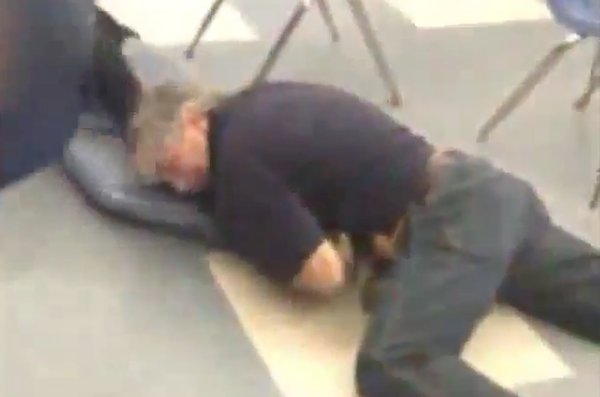 Clip hai thay tro danh nhau trong lop hoc hinh anh