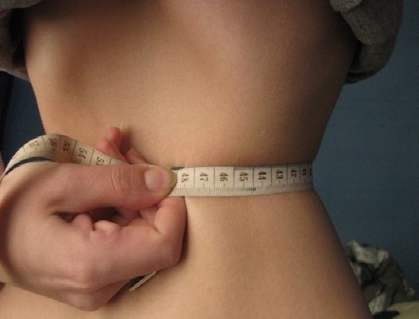 Vòng eo con kiến của cô gái búp bê.