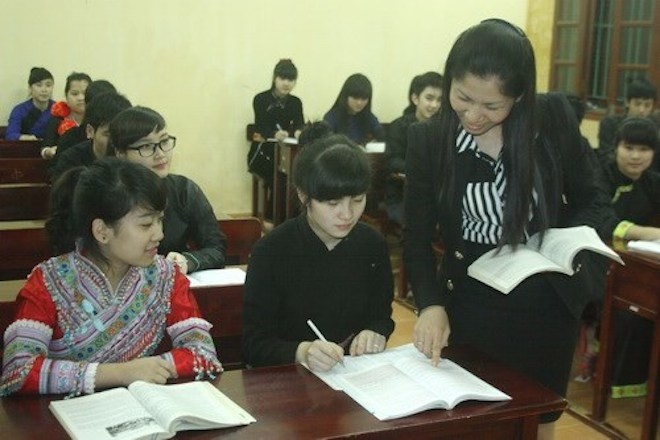 Giáo viên cũng được cắt trực để hỗ trợ học sinh kịp thời trong thời gian ôn thi.