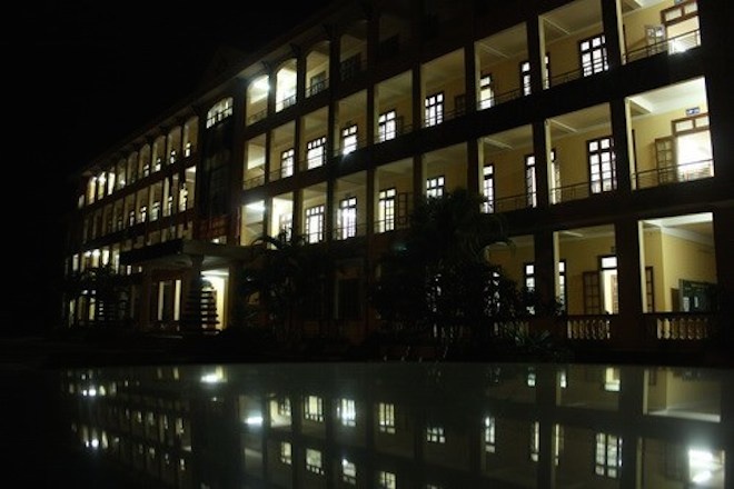 Khu nhà lớp học sáng trưng vào ban đêm.