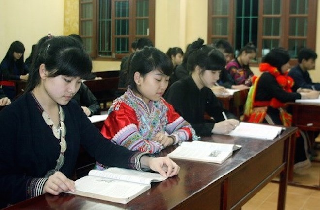 Lớp 12C3, đông đủ trong giờ tự học buổi tối.