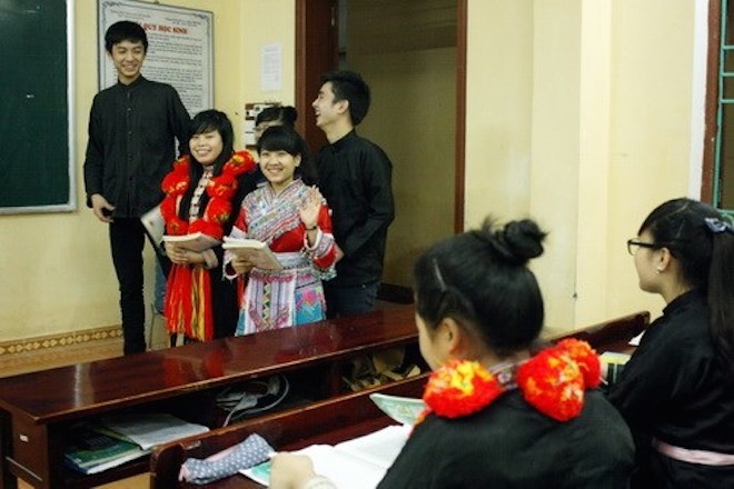 Học sinh hào hứng đến lớp học buổi tối.