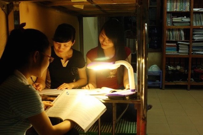  Nhiều bạn về phòng tiếp tục học đến khuya.