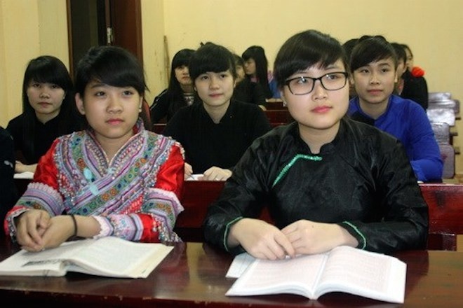 Nu sinh dan toc on thi miet mai duoi anh den khuya hinh anh