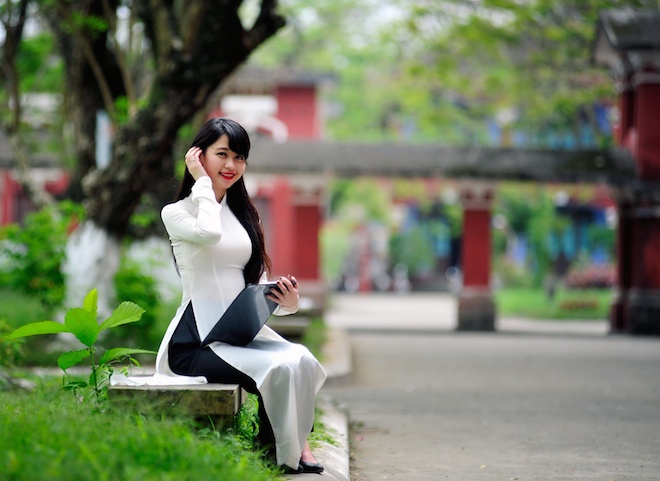 Sinh ra và lớn lên tại Hà Nội, quê ngoại thì tại kinh thành Huế, nên hàng năm mỗi dịp có sự kiện lớn cô đều cùng gia đình về thăm Cố Đô.