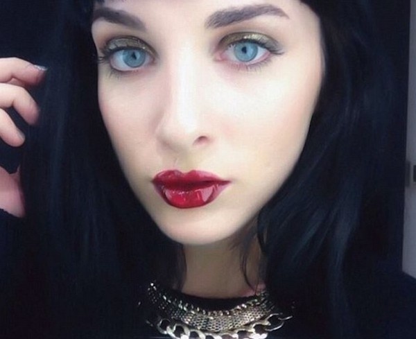 Cô được xem là ngôi sao của trang web hẹn hò OKCupid.