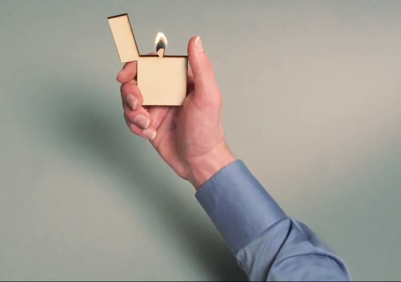 Clip quay cham chang trai choi dua cung go hinh anh