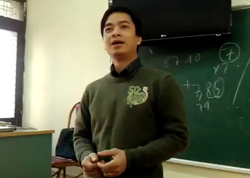 Thay giao hat tang hoc sinh tren lop hinh anh