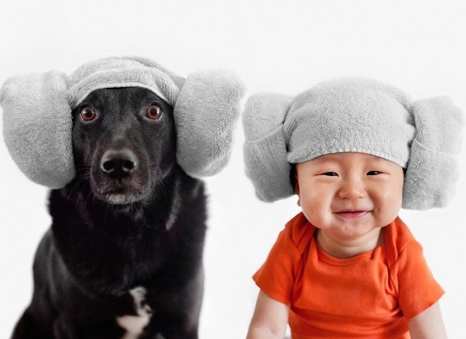 Bo anh song sinh dang yeu giua be va thu cung hinh anh