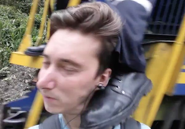 Clip chang trai bi an da vi chup tu suong hinh anh