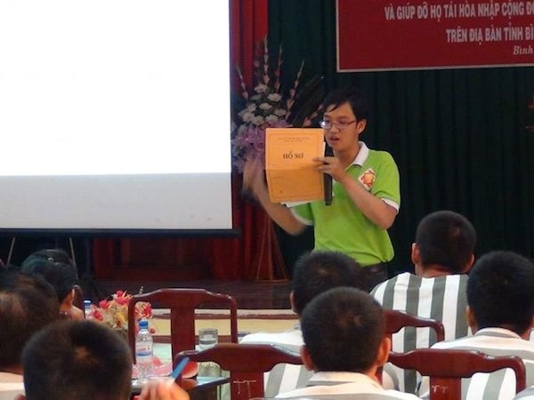 Nguyên Vỵ tham gia tư vấn pháp luật cho phạm nhân năm 2013.