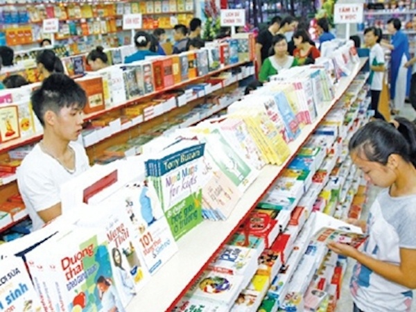 Lựa chọn sách tại Nhà sách Tiền Phong 292 Tây Sơn - Hà Nội.