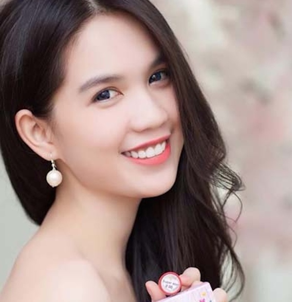 Ngọc Trinh khoe ảnh bên một sản phẩm làm đẹp.