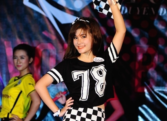 32 nu sinh Ngoai thuong tu tin khoe sac hinh anh