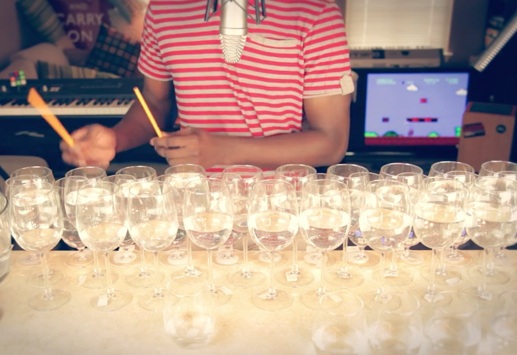 Chang trai tao nhac nen tro choi Mario bang chao, ly nuoc hinh anh