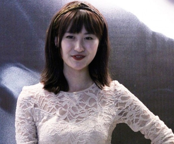 Gương mặt Hà Lade không có nhiều thay đổi theo thời gian, nhưng ở hiện tại, hot girl đang mất điểm vì phong cách thời trang ngày một xuề xòa, ít trau chuốt ngoại hình. Kiểu tóc mới và lối trang điểm đậm khiến cô dễ bị vào danh sách U30.