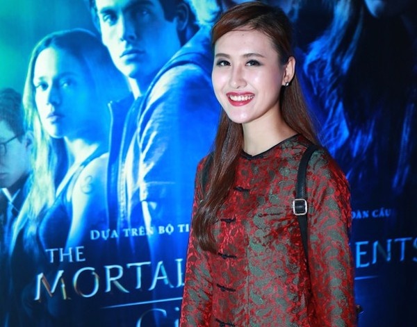 Áo bà ba được phối cùng quần da và balo - đây chính là trang phục 