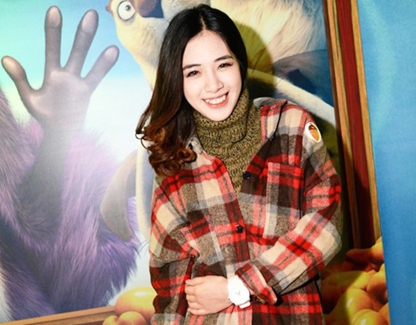 Ajuma (thím, bà cô, bà nội trợ trong tiếng Hàn) là những người bị coi là hơi luộm thuộm và lỗi thời về thời trang. Bộ trang phục này của Hà Min đã 