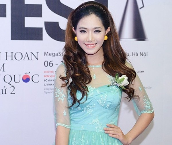 Khuôn mặt bợt bạt vì thừa phấn của Hà Min.