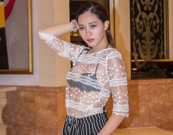 Xuyên thấu là xu hướng, nhưng nhìn rõ đến mức lộ liễu như Hà Min thì chắc hẳn nhiều người sẽ tự hỏi rằng công dụng của chiếc áo này để làm gì. Cô còn nhấn mạnh thêm sự chú ý với nội y mang màu sắc tương phản hoàn toàn với màu áo.