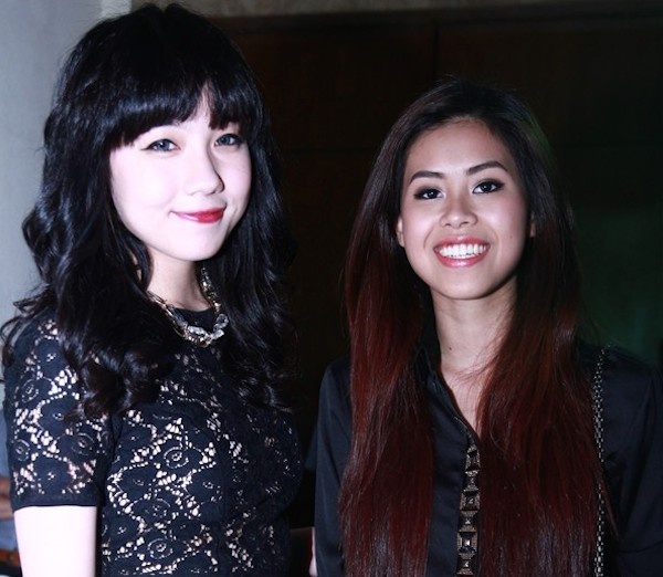 Luôn đăng tải những hình ảnh trẻ trung, tinh nghịch trên trang cá nhân nhưng khi xuất hiện trong một sự kiện gần đây, hot girl Mie đã khiến không ít người ngạc nhiên vì phong cách già nua. Trái ngược với những set đồ cá tính mà cô thường diện, Mie chọn cho mình một chiếc áo ren đen 