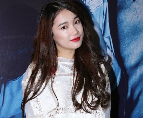 Không chỉ sai lầm khi chọn một thiết kế kém tôn dáng, phần trang điểm quá tay cũng khiến những nét trong trẻo, nữ tính của 