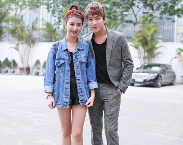 Bộ cánh của Quỳnh Anh Shyn tuy cá tính nhưng không được lòng nhiều người vì chiếc quần quá ngắn. Lớp áo dài che phủ phía ngoài càng khiến phần dưới của hot girl càng trống trải hơn.