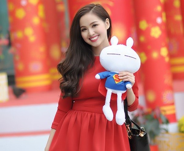 Một lần khác, cô lại vô ý chọn một chiếc váy có kích thước quá rộng so với cơ thể, khiến vóc dáng trông 