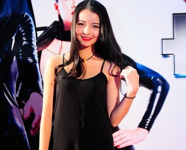 Trang phục này của Yu Dương thích hợp để diện trong phòng ngủ hơn là cùng cô xuất hiện tại một sự kiện trang trọng.