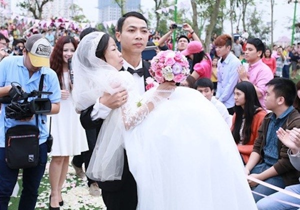 Nhung dam cuoi binh di khien nhieu nguoi roi nuoc mat hinh anh