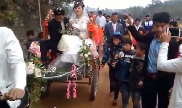 Clip ruoc dau bang xe cai tien hinh anh