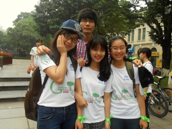 Có mặt tại sự kiện, hot girl Mẫn Tiên nhanh chóng trở thành tâm điểm chú ý của mọi người. Cô luôn nở nụ cười rạng rõ và vui vẻ cùng các bạn trẻ tham gia đạp xe, nhặt rác, kêu gọi chữ ký cam kết bảo vệ môi trường.