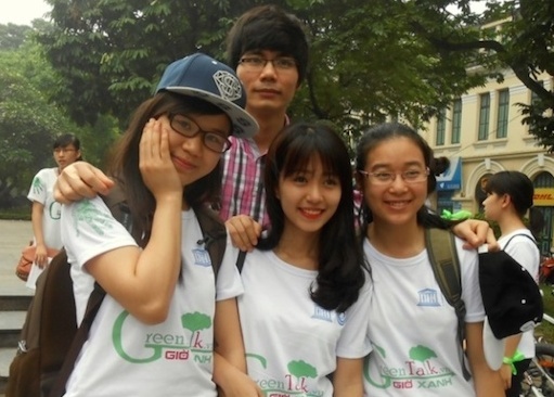 Hot girl Man Tien dap xe cung 500 ban tre Ha thanh hinh anh