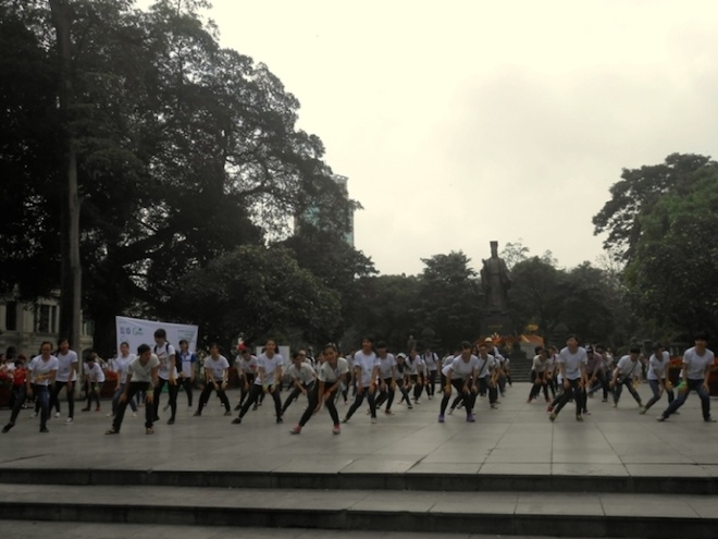 Các tình nguyện viên trẻ tuổi còn tổ chức nhảy flashmob tập thể thu hút sự chú ý của người dân; thu gom rác, đạp xe vì môi trường, tuyên truyền tác hại của túi nilon, đổi túi nilon thành túi tự hủy sinh học xung quanh khu vực công viên Lý Thái Tổ.