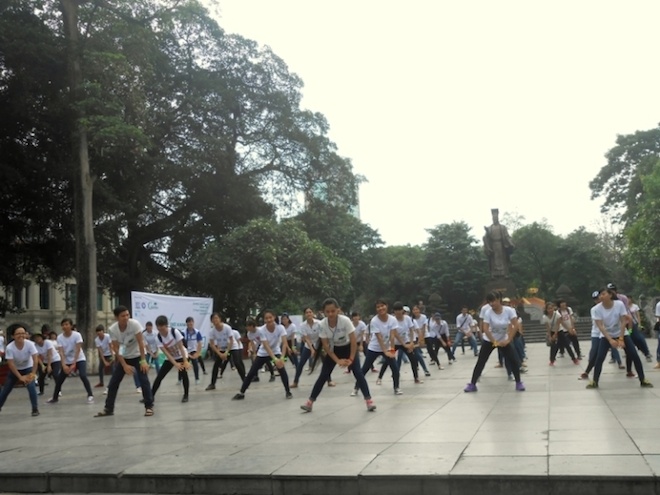 Các tình nguyện viên trẻ tuổi còn tổ chức nhảy flashmob tập thể thu hút sự chú ý của người dân; thu gom rác, đạp xe vì môi trường, tuyên truyền tác hại của túi nilon, đổi túi nilon thành túi tự hủy sinh học xung quanh khu vực công viên Lý Thái Tổ.