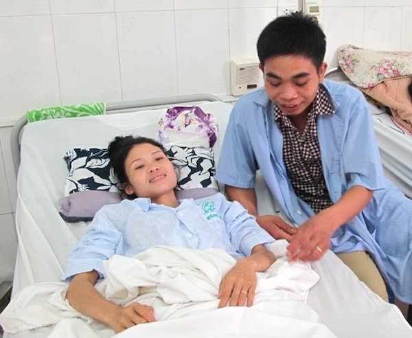 Co dau dam cuoi truoc khi mo da xuat vien hinh anh