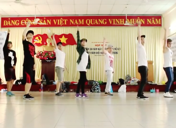 Clip nhom sinh vien nhay cover 'Em cua ngay hom qua' hinh anh