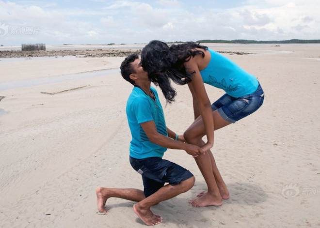 Chang trai lun cau hon co gai cao nhat the gioi hinh anh