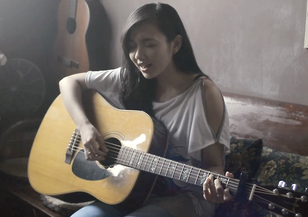 Nu sinh om dan guitar cover 'Safe and sound' hinh anh