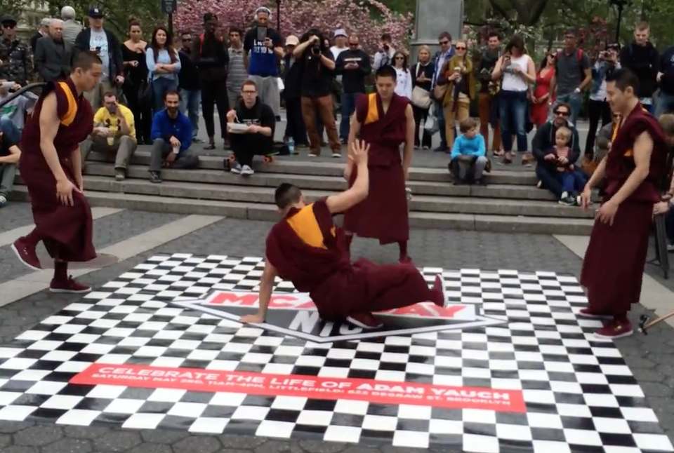 Clip 4 chang trai mac do tu si nhay hip hop tren duong pho hinh anh