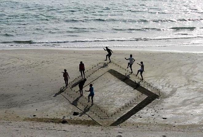 Co gai co biet tai ve hinh 3D tren bai bien hinh anh