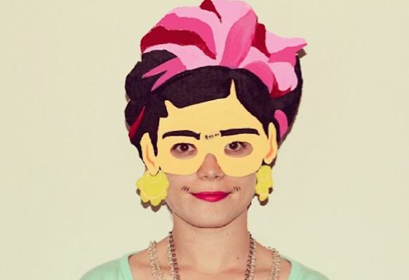 Co gai co so thich trang tri mat moi ngay hinh anh