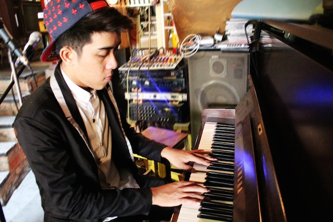 Clip nam sinh Hang khong the hien kha nang choi piano hinh anh